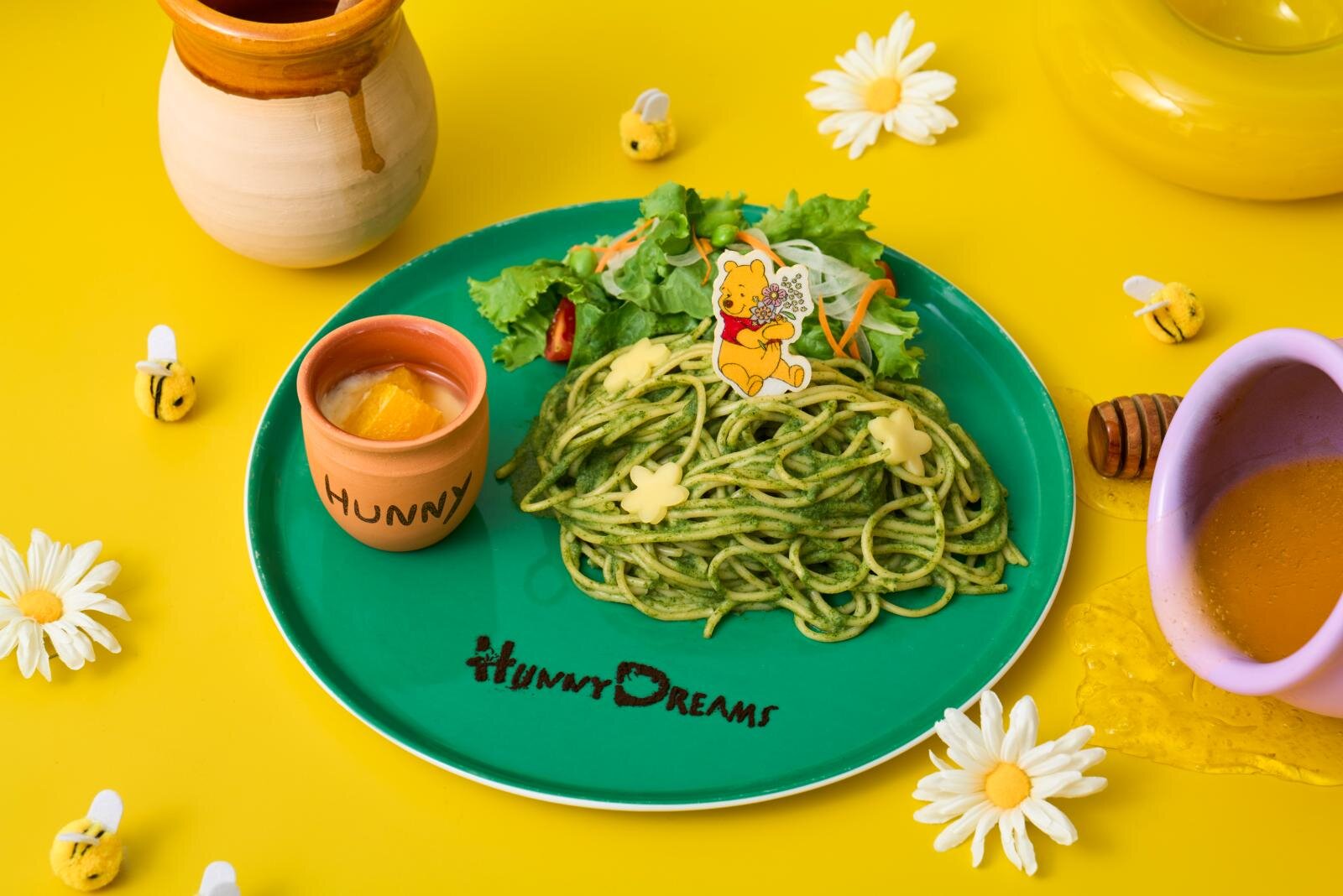 ディズニー「くまのプーさん」カフェが東京＆大阪に、“ひょっこり顔出す”シチューやはちみつ風味のラテ｜写真4