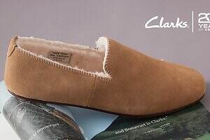 クラークス“キャラメル色”の柔らかムートンスリッパ、「最初の一足」が復刻