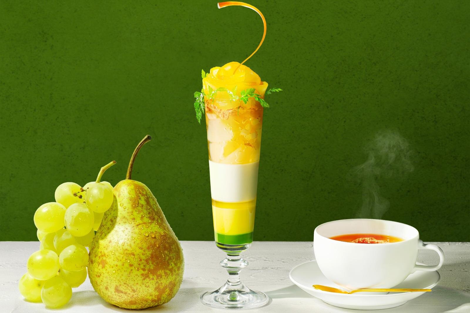 メズム東京“霧のフランス庭園”着想「洋ナシ×アールグレイ」パフェ、ピスタチオガナッシュや白ぶどう入り