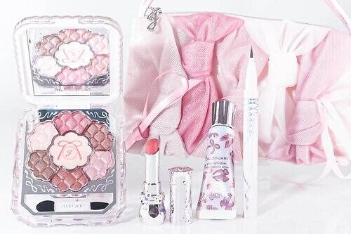 ジルスチュアート「ピンクリボン」が主役の25年クリスマスコフレ、“限定ポーチ付き”アイパレ＆リップ