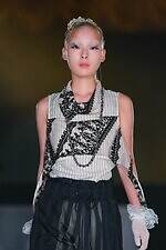 ユェチ・チ 2026年春夏コレクション - ダンスホールに舞い降りて｜写真6