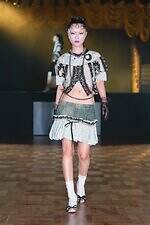 ユェチ・チ 2026年春夏コレクション - ダンスホールに舞い降りて｜写真37