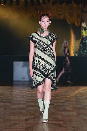 ユェチ・チ 2026年春夏コレクション - ダンスホールに舞い降りて｜写真16