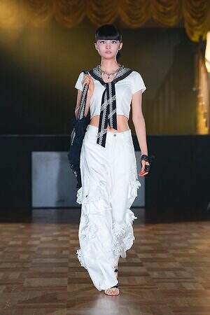 ユェチ・チ 2026年春夏コレクション - ダンスホールに舞い降りて｜写真24