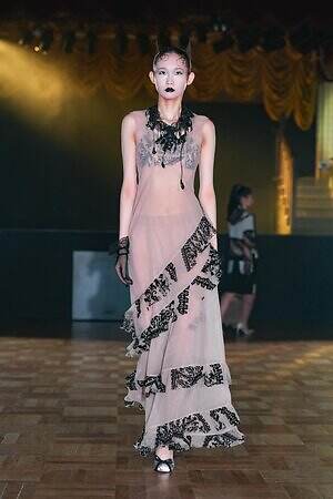 ユェチ・チ 2026年春夏コレクション - ダンスホールに舞い降りて｜写真42