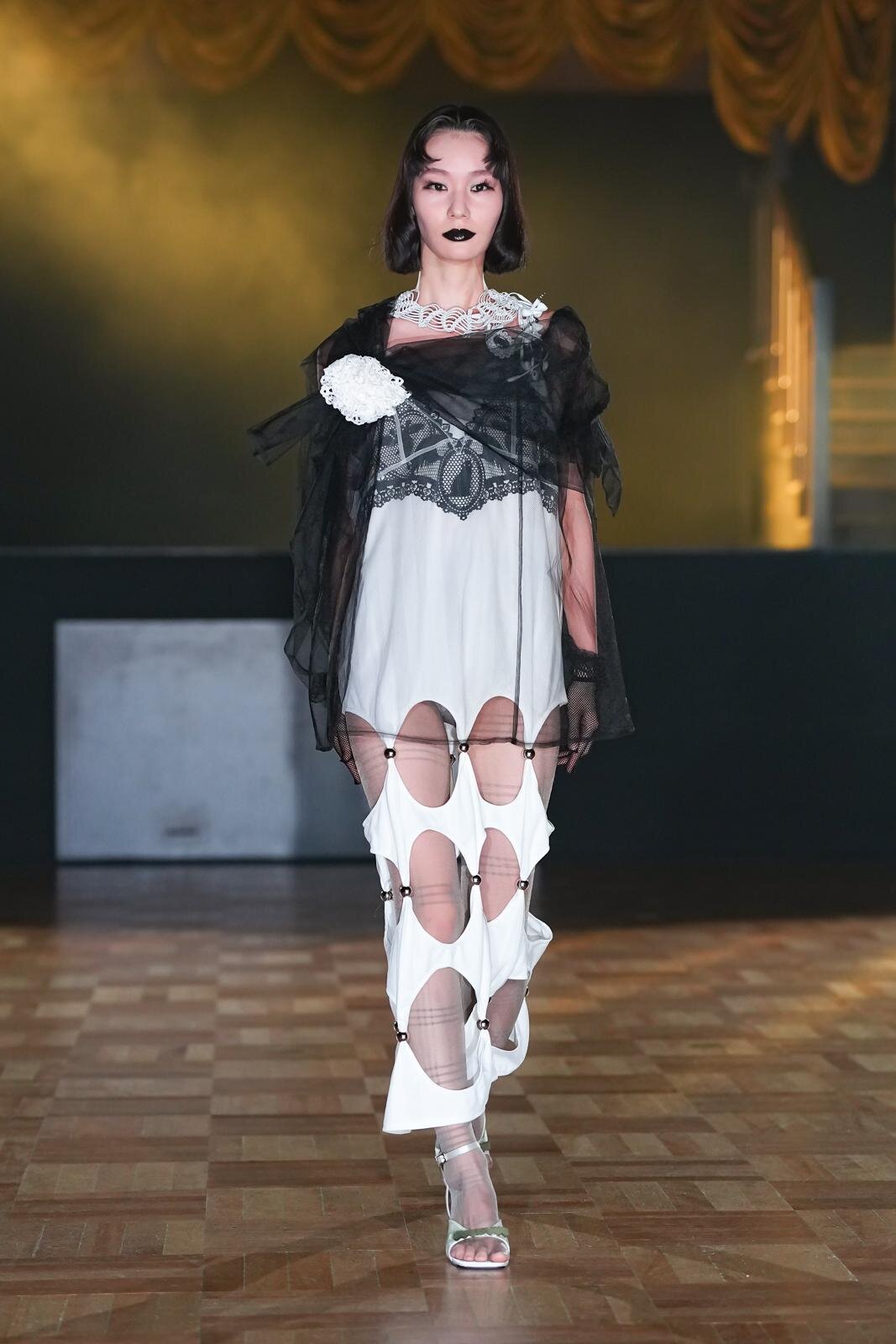 ユェチ・チ(YUEQI QI) 2026年春夏ウィメンズ&メンズコレクション  - 写真12