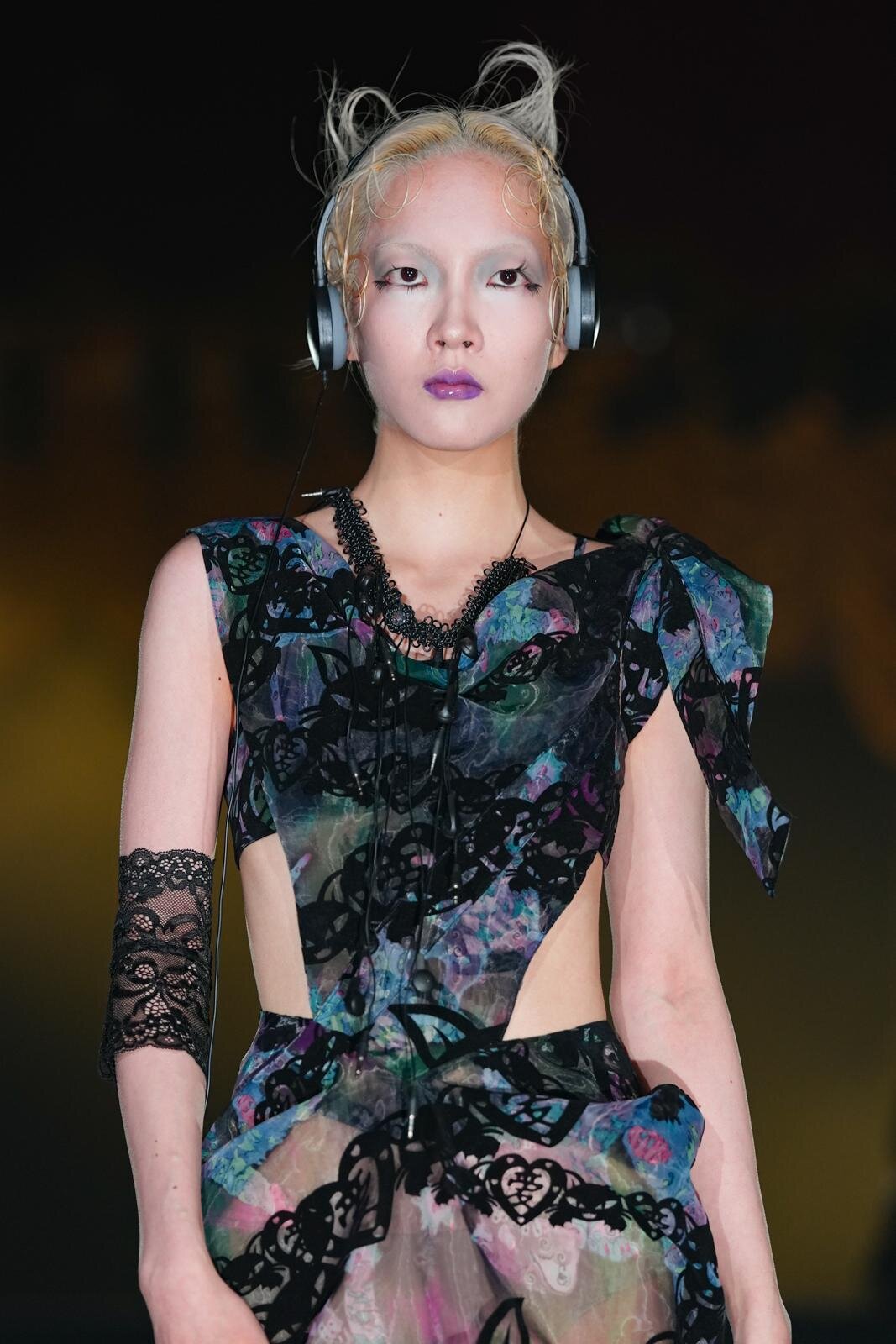 ユェチ・チ(YUEQI QI) 2026年春夏ウィメンズ&メンズコレクション  - 写真15