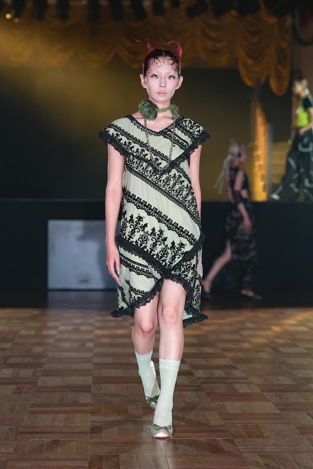 ユェチ・チ(YUEQI QI) 2026年春夏ウィメンズ&メンズコレクション  - 写真16