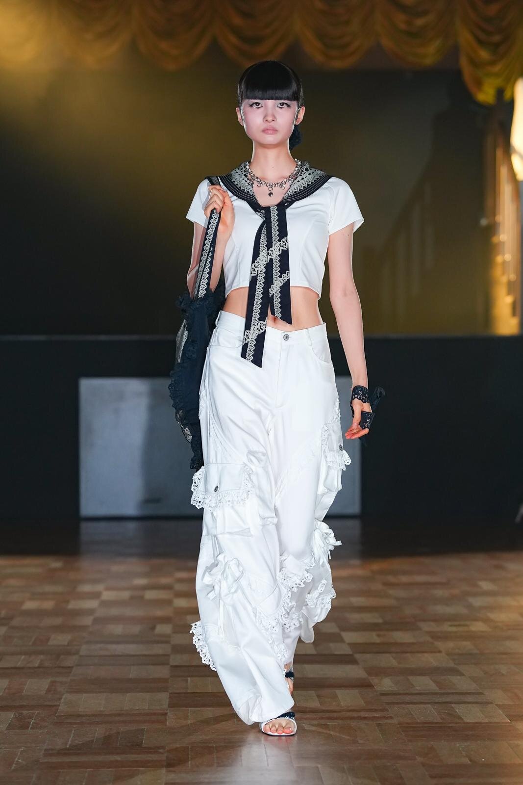 ユェチ・チ 2026年春夏コレクション - ダンスホールに舞い降りて｜写真24