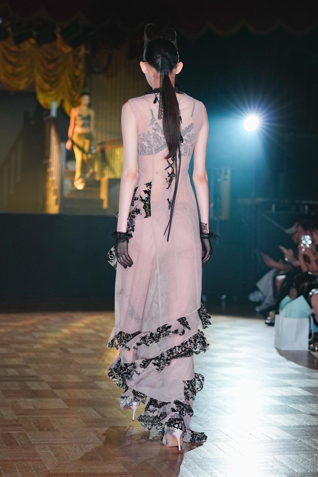 ユェチ・チ(YUEQI QI) 2026年春夏ウィメンズ&メンズコレクション  - 写真44