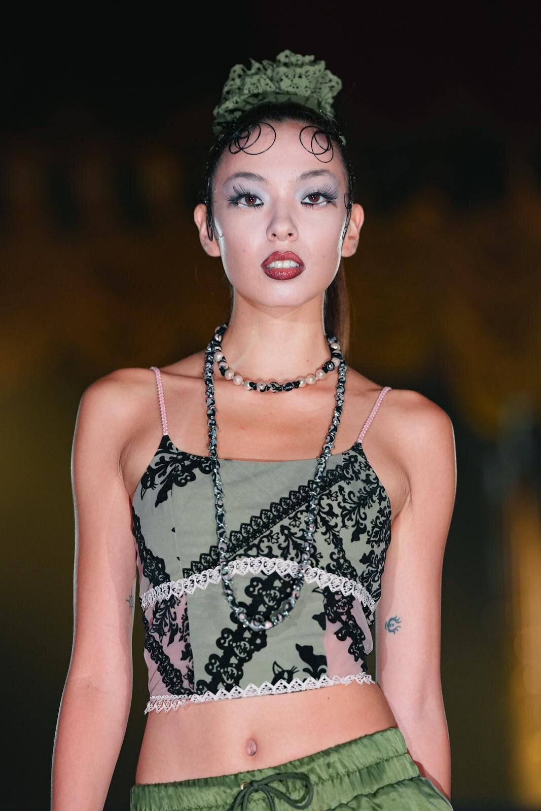 ユェチ・チ(YUEQI QI) 2026年春夏ウィメンズ&メンズコレクション  - 写真49