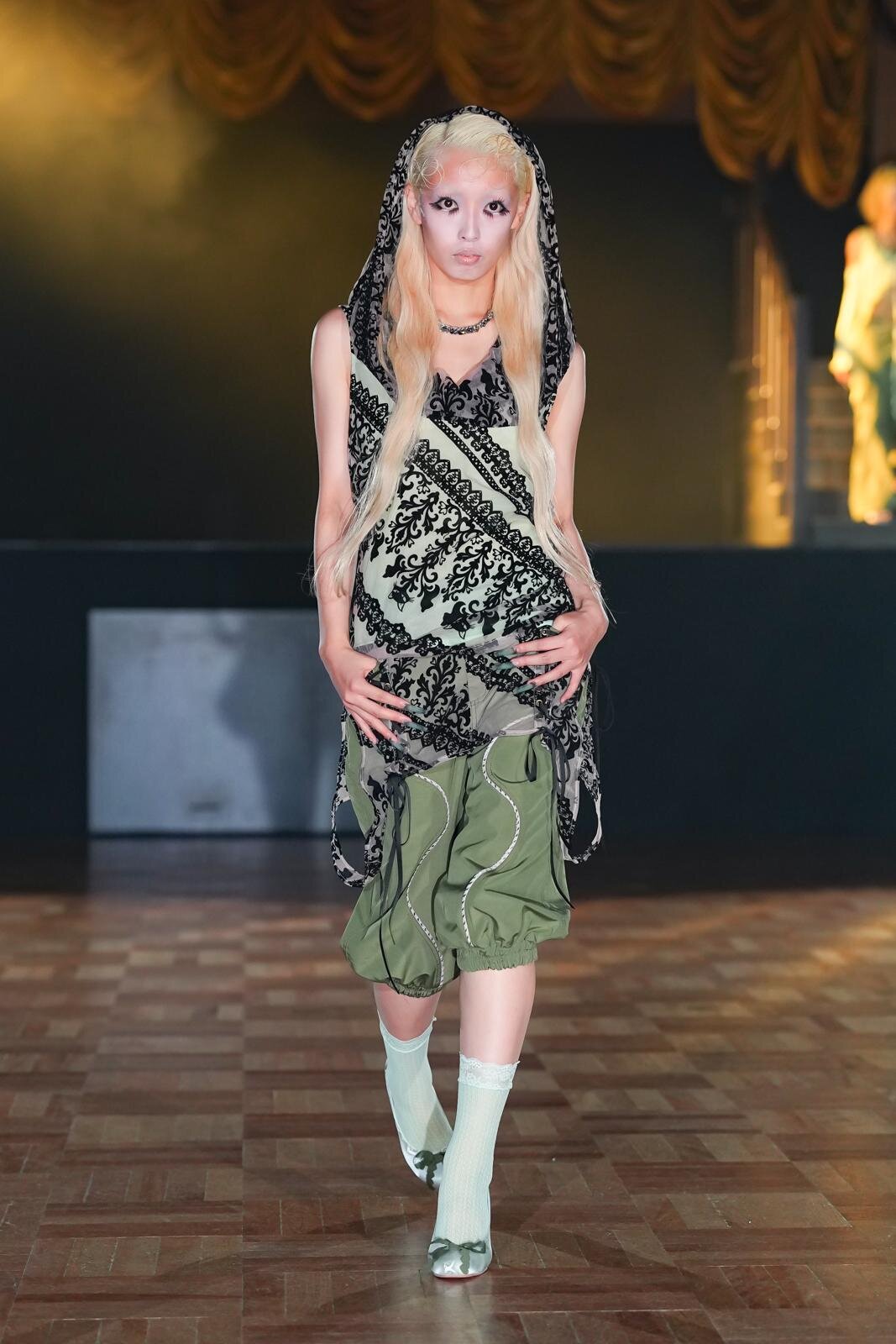 ユェチ・チ(YUEQI QI) 2026年春夏ウィメンズ&メンズコレクション  - 写真50