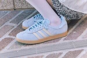スナイデル×アディダス オリジナルス、ライトブルーの「ガゼル」など限定カラーの名作スニーカー