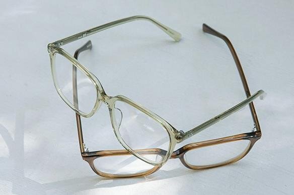 金子眼鏡”大きめスクエアフレーム”のアーバンリサーチ限定アイウェア、クリアなカーキ＆ブラウンで