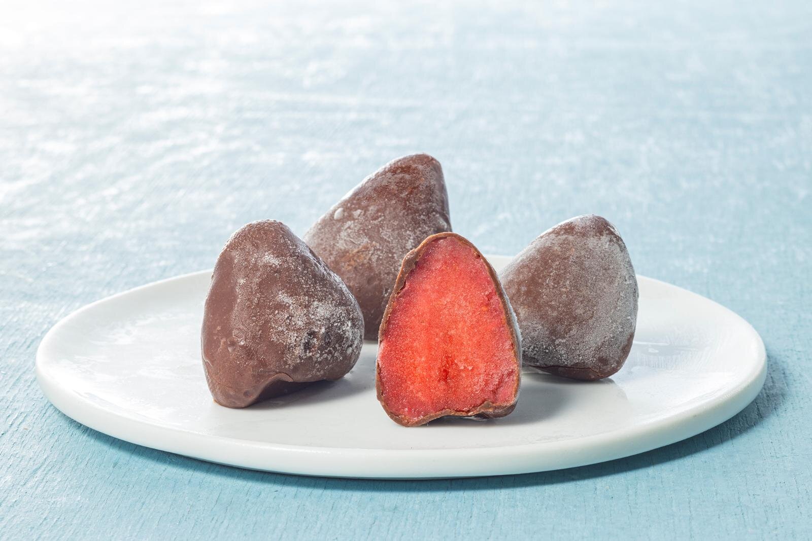 セブン-イレブン新作「フローズンチョコいちご」とろける口どけの冷凍いちごをチョコでコーティング｜写真2