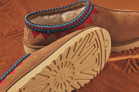 UGG×リベレイダースのショートブーツ「タスマン」レッドやブルーの刺繍入りアッパー