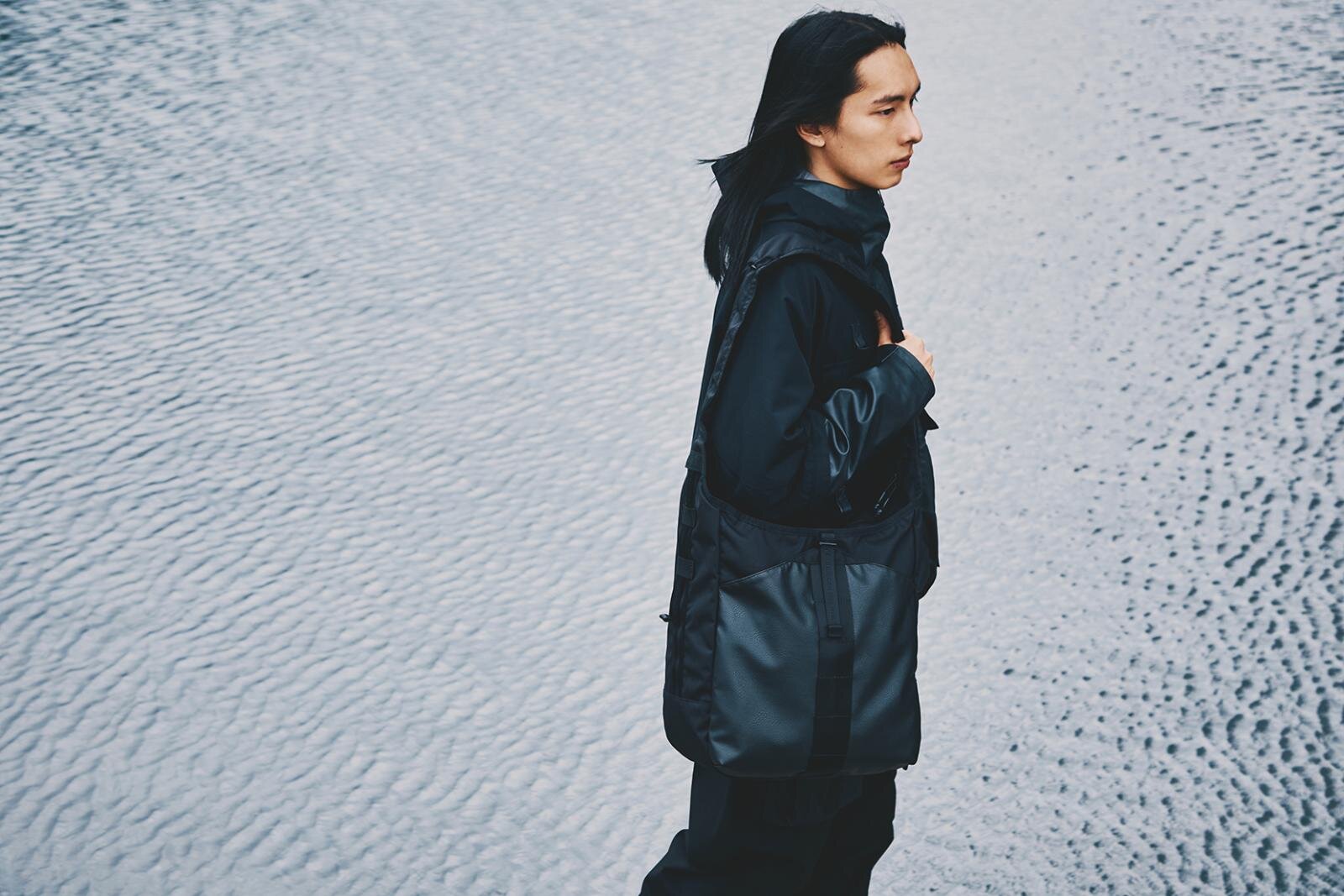 ブリーフィング×ホワイトマウンテニアリング“耐水ナイロン”軽量ショルダーバッグやサコッシュ｜写真3