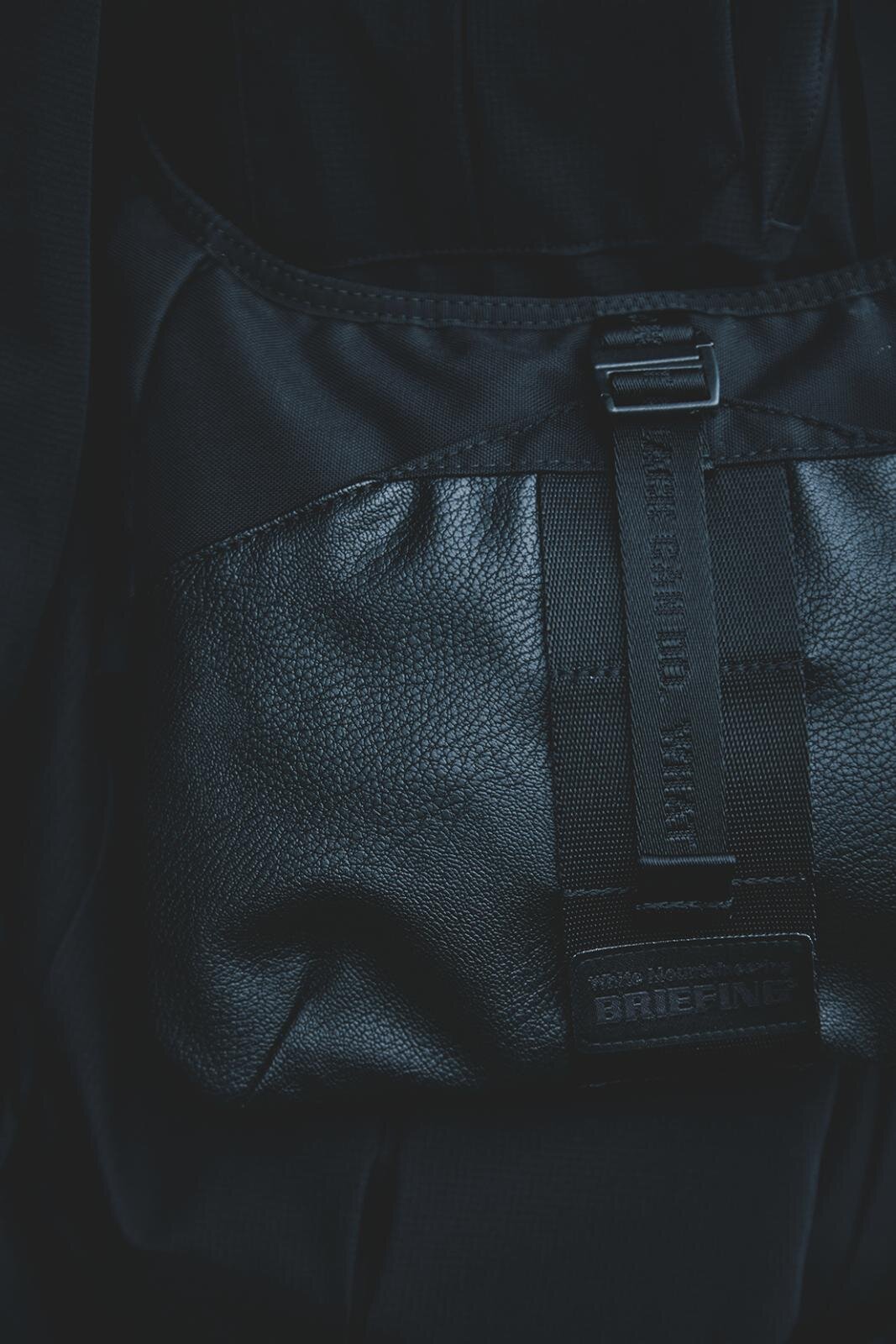 ブリーフィング×ホワイトマウンテニアリング“耐水ナイロン”軽量ショルダーバッグやサコッシュ｜写真19