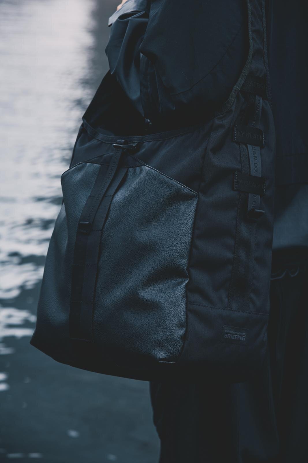 ブリーフィング×ホワイトマウンテニアリング“耐水ナイロン”軽量ショルダーバッグやサコッシュ｜写真29