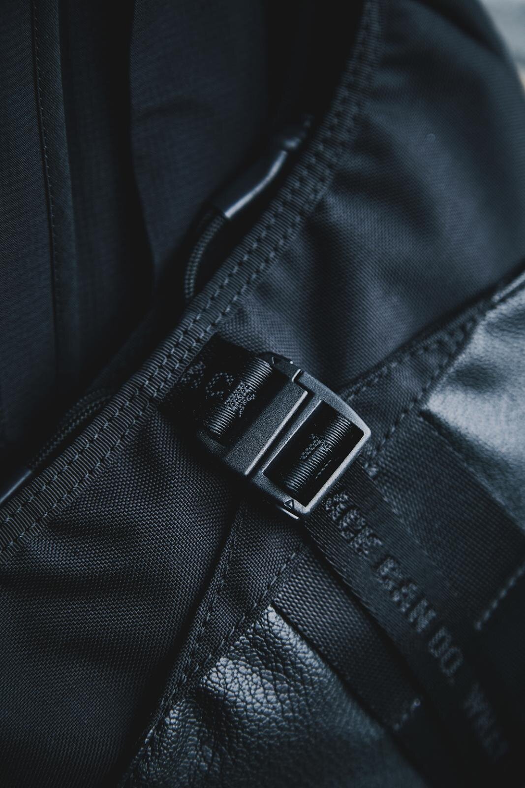 ブリーフィング×ホワイトマウンテニアリング“耐水ナイロン”軽量ショルダーバッグやサコッシュ｜写真24