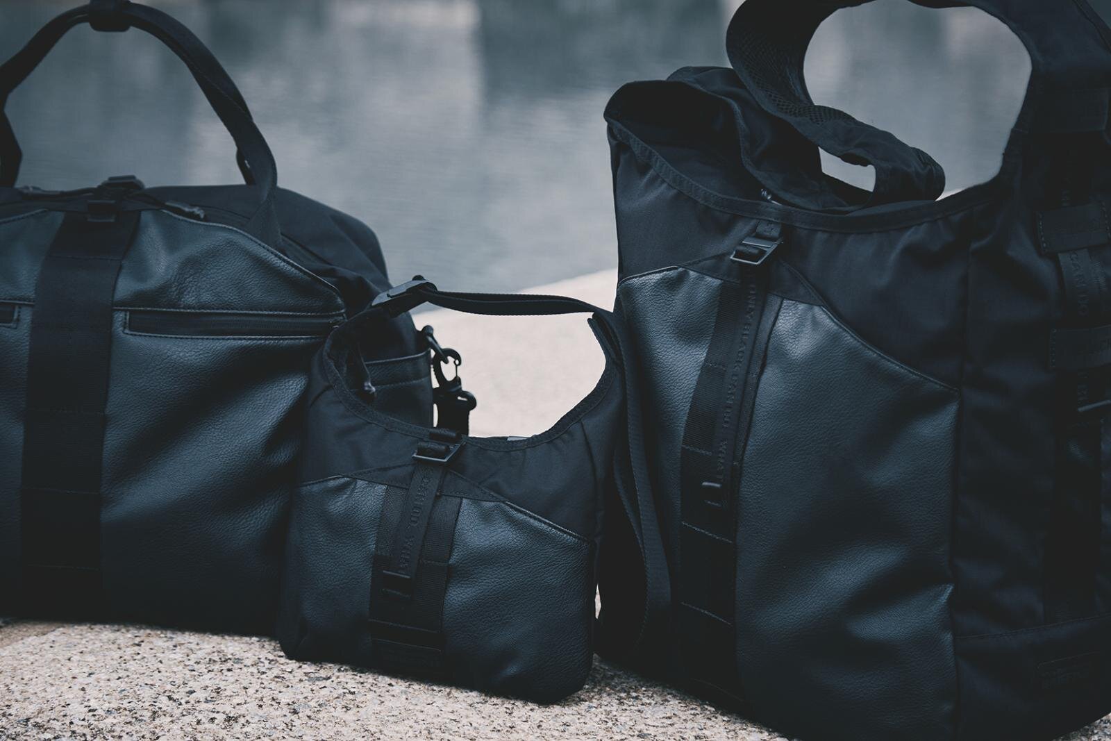 ブリーフィング×ホワイトマウンテニアリング“耐水ナイロン”軽量ショルダーバッグやサコッシュ｜写真2