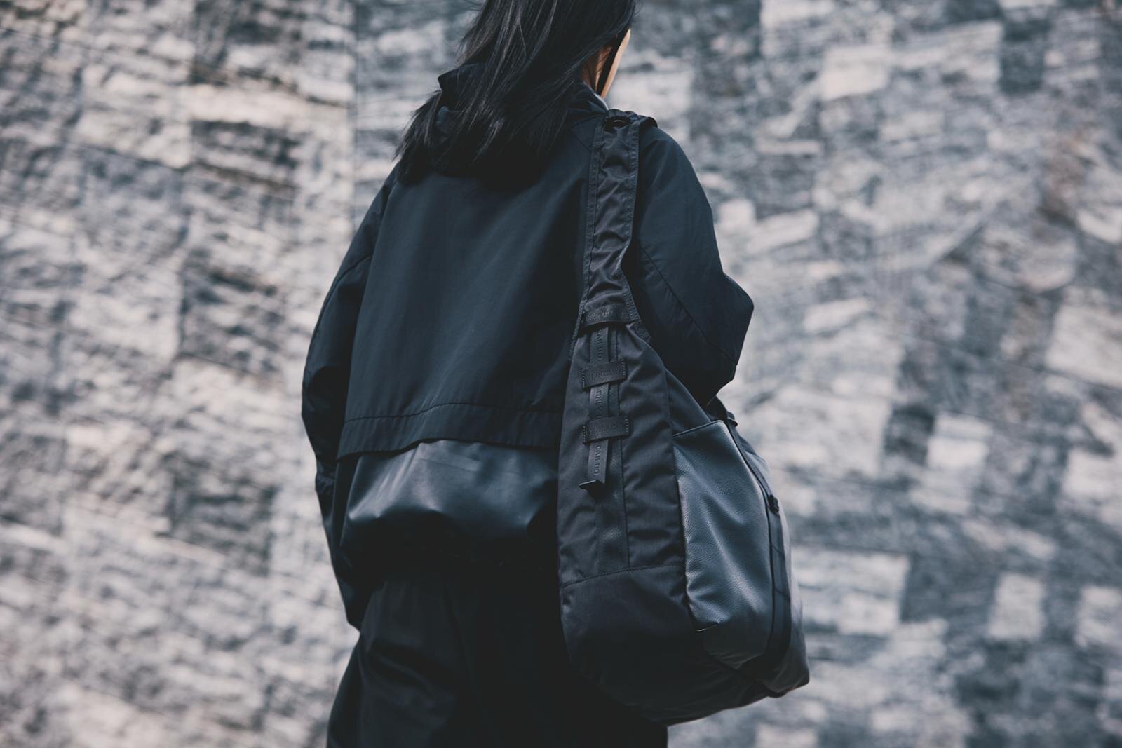 ブリーフィング×ホワイトマウンテニアリング“耐水ナイロン”軽量ショルダーバッグやサコッシュ｜写真6