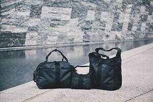 ブリーフィング×ホワイトマウンテニアリング“耐水ナイロン”軽量ショルダーバッグやサコッシュ｜写真1