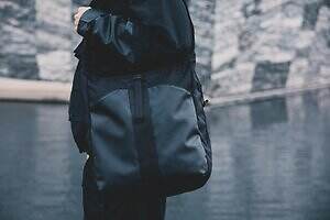 ブリーフィング×ホワイトマウンテニアリング“耐水ナイロン”軽量ショルダーバッグやサコッシュ｜写真23