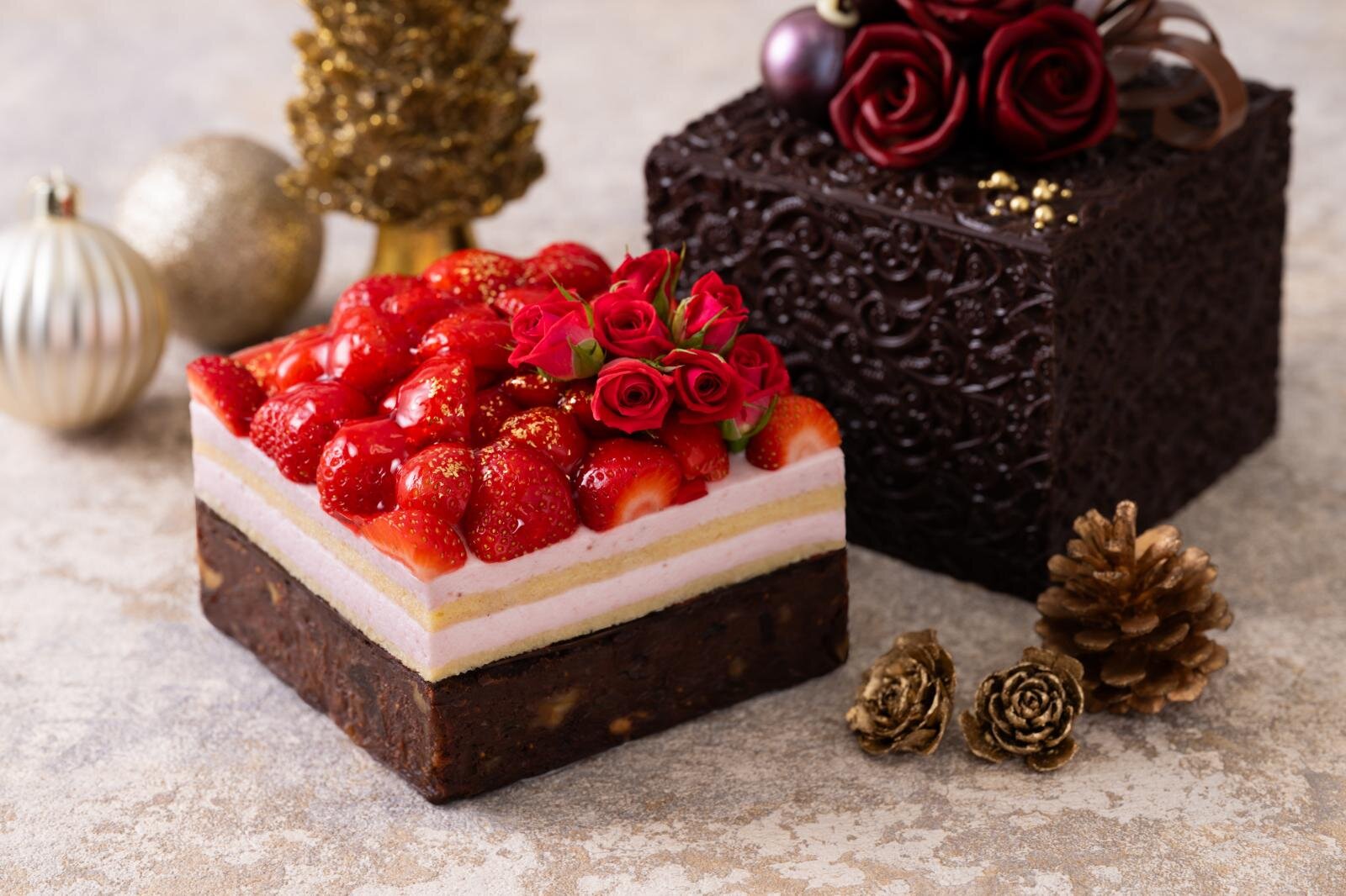 グランドプリンスホテル新高輪"プレゼントボックス"風＆苺とバラが彩るクリスマスケーキ