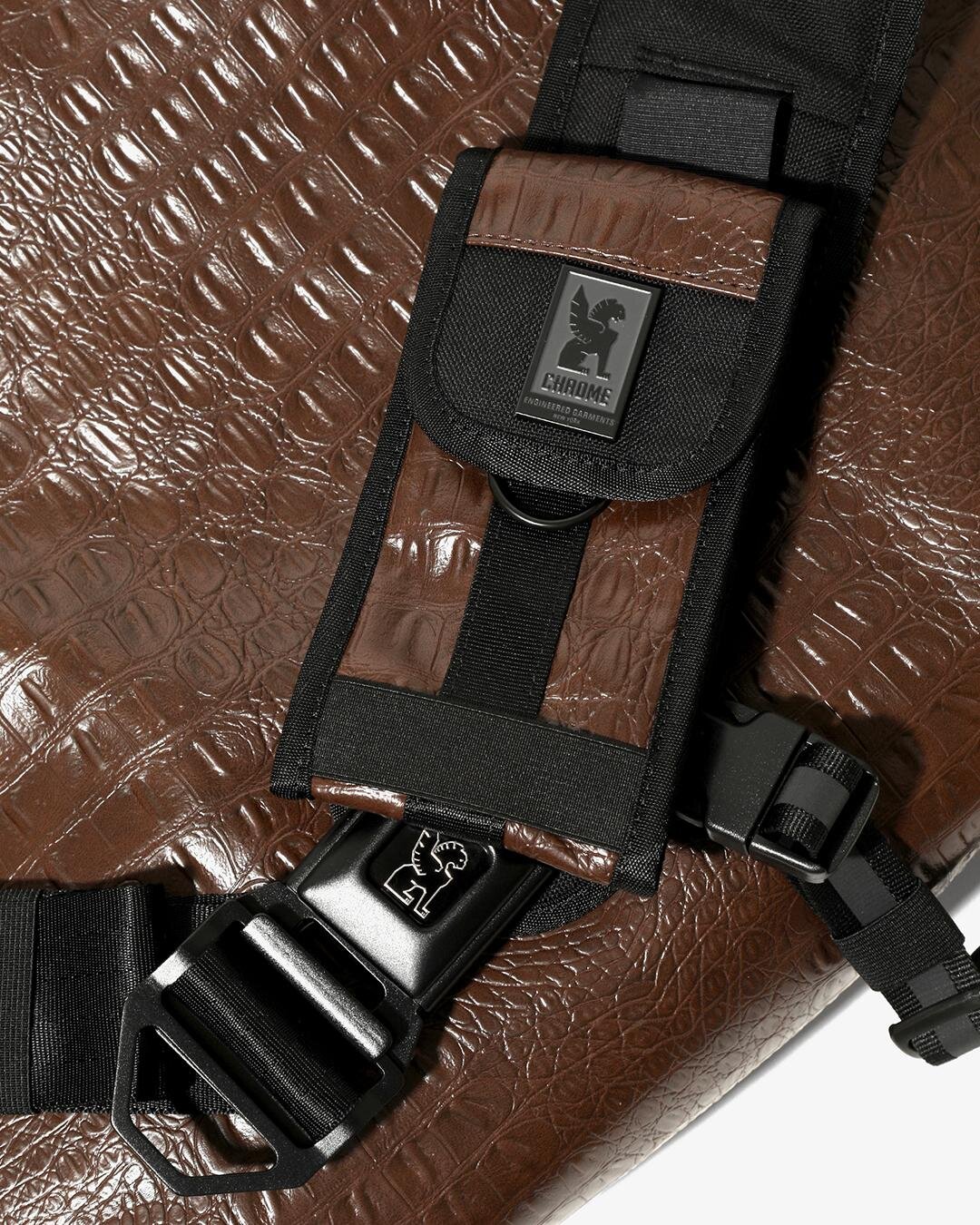 エンジニアド ガーメンツ×クロームのメッセンジャーバッグ、”クロコダイル革風”ボディで｜写真8
