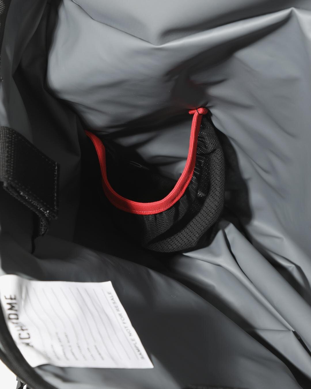 エンジニアド ガーメンツ×クロームのメッセンジャーバッグ、”クロコダイル革風”ボディで｜写真12