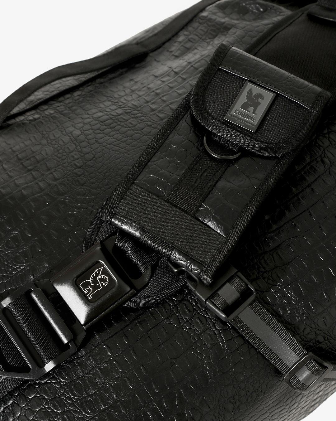エンジニアド ガーメンツ×クロームのメッセンジャーバッグ、”クロコダイル革風”ボディで｜写真10
