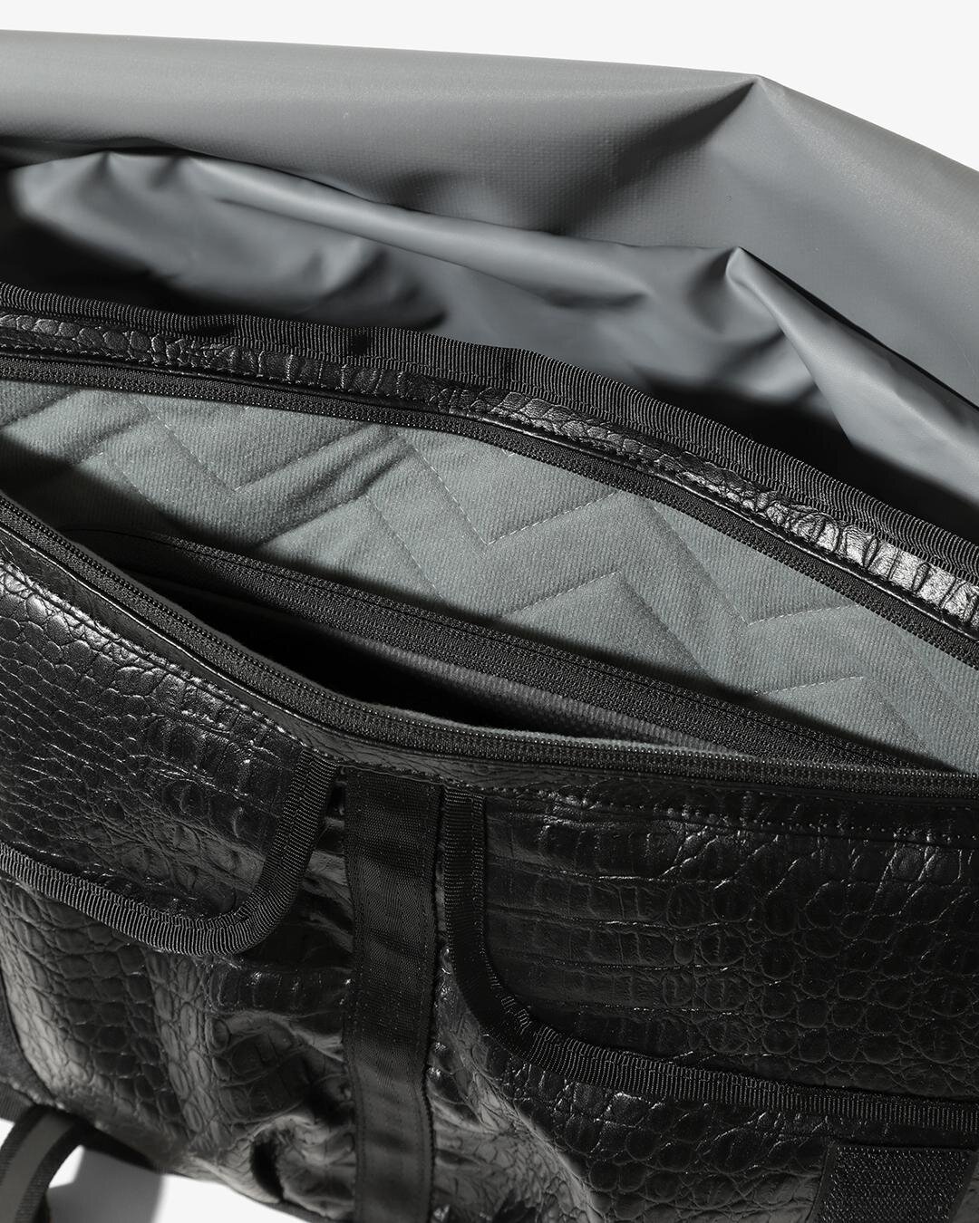 エンジニアド ガーメンツ×クロームのメッセンジャーバッグ、”クロコダイル革風”ボディで｜写真11