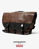 エンジニアド ガーメンツ×クロームのメッセンジャーバッグ、”クロコダイル革風”ボディで｜写真1