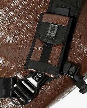 エンジニアド ガーメンツ×クロームのメッセンジャーバッグ、”クロコダイル革風”ボディで｜写真8