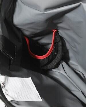 エンジニアド ガーメンツ×クロームのメッセンジャーバッグ、”クロコダイル革風”ボディで｜写真12