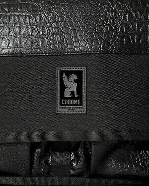 エンジニアド ガーメンツ×クロームのメッセンジャーバッグ、”クロコダイル革風”ボディで｜写真9