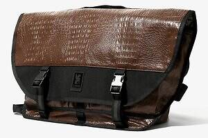 エンジニアド ガーメンツ×クロームのメッセンジャーバッグ、”クロコダイル革風”ボディで