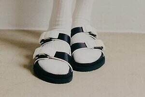 ビルケンシュトック“アール・ヌーヴォー”着想サンダル、リボン付きベルトの「アリゾナ」など