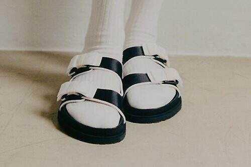 ビルケンシュトック“アール・ヌーヴォー”着想サンダル、リボン付きベルトの「アリゾナ」など