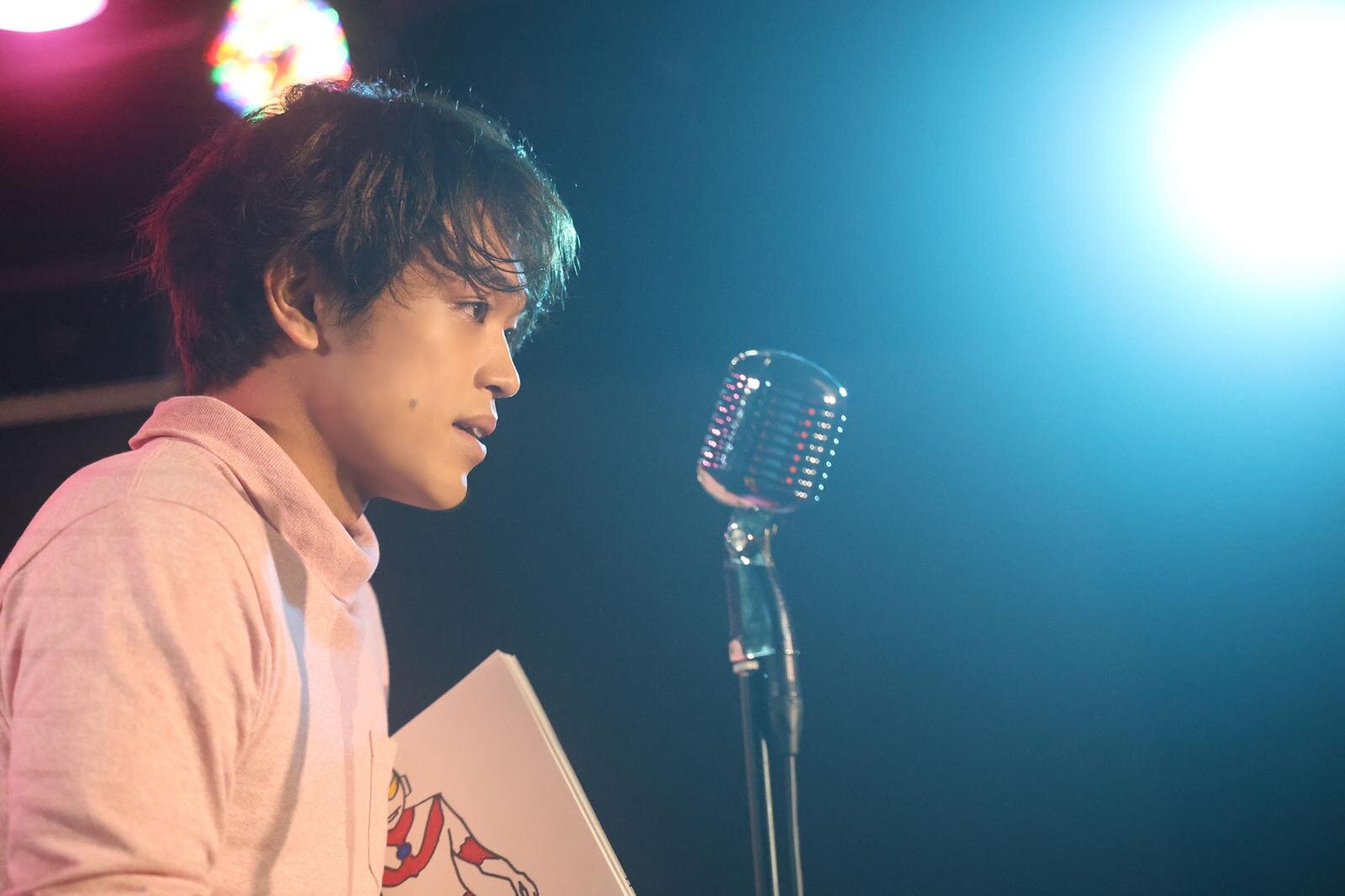 映画『初恋芸人』timelesz・原嘉孝が映画初主演、モテない芸人が恋に落ちる‟何者でもない”男の物語