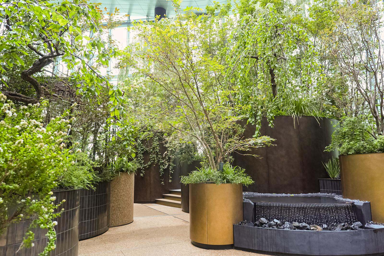 「ルフトバウム」ニュウマン高輪・最高階に誕生、四季のガーデン＆“一軒家風”レストランが集結