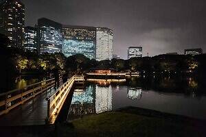 浜離宮恩賜庭園で「お月見散歩」夜の日本庭園ライトアップ、名月を愛でる和菓子セットも