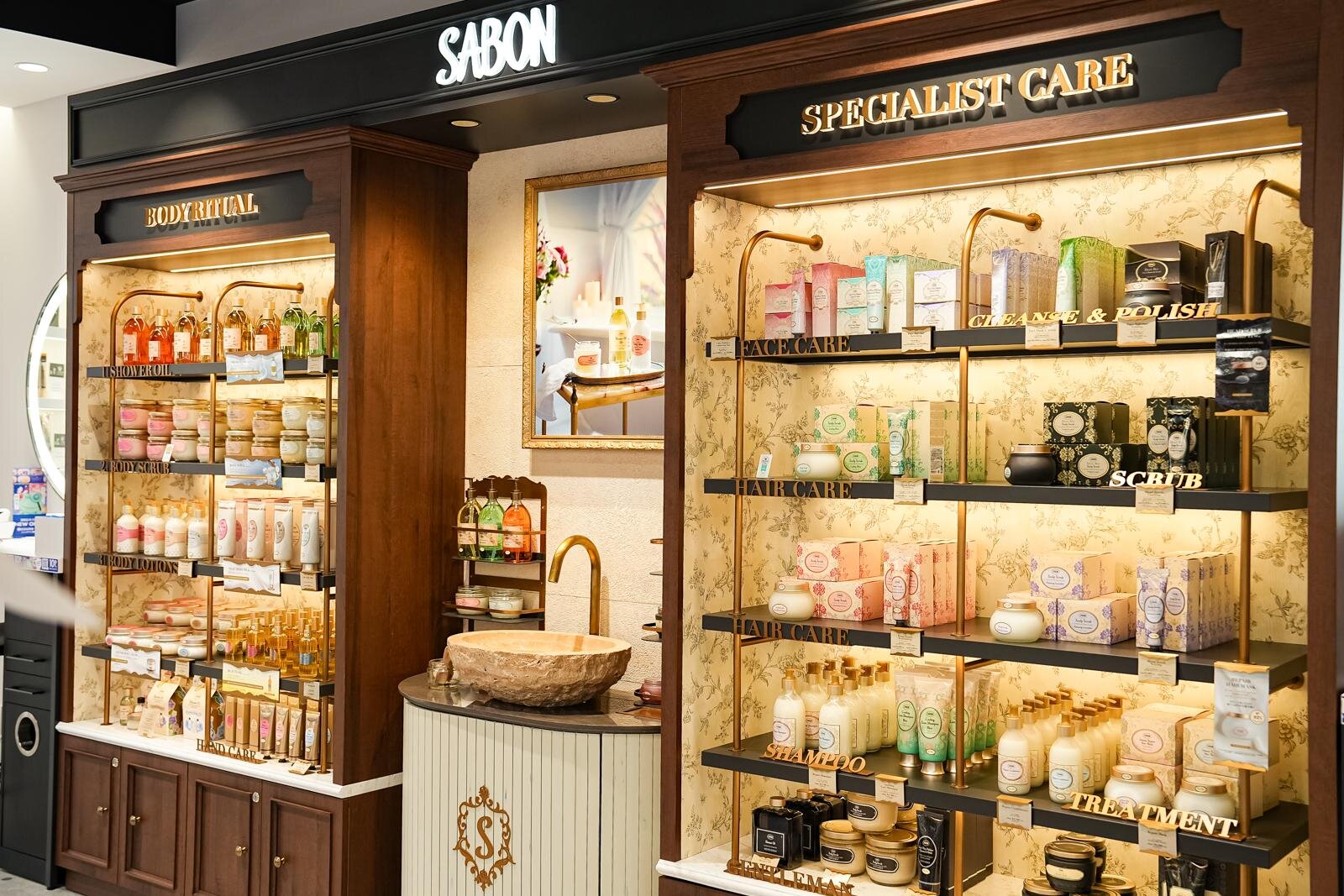 「アットコスメ」最大規模の新ストアがニュウマン高輪に、テーマに沿った多彩な編集棚やミニコスメコーナー｜写真7