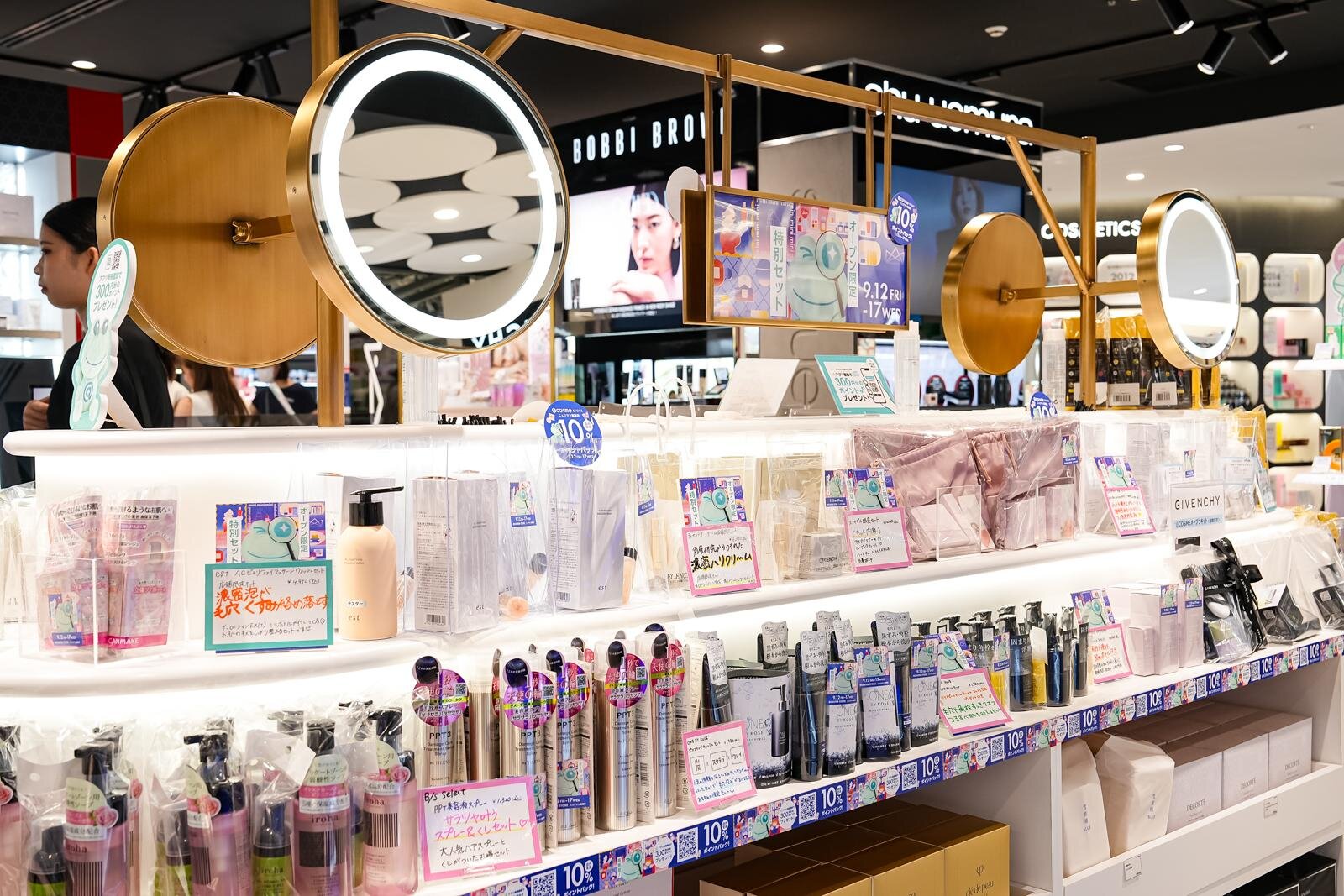 「アットコスメ」最大規模の新ストアがニュウマン高輪に、テーマに沿った多彩な編集棚やミニコスメコーナー｜写真4