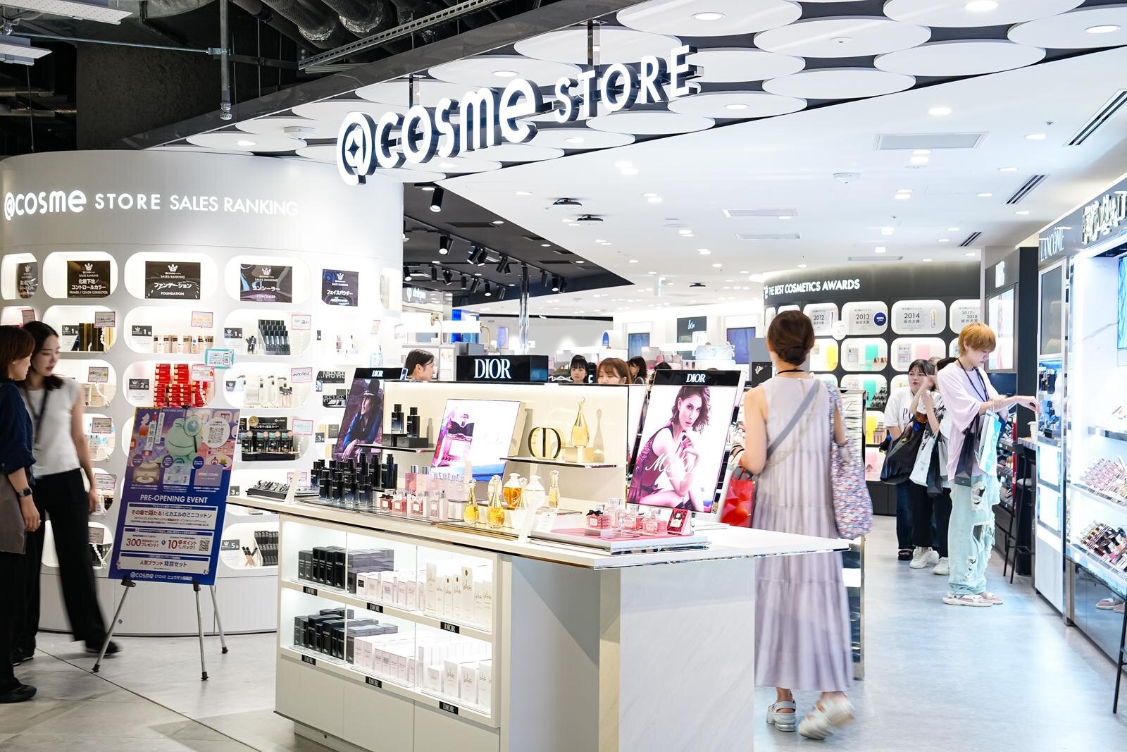 「アットコスメ」最大規模の新ストアがニュウマン高輪に、テーマに沿った多彩な編集棚やミニコスメコーナー