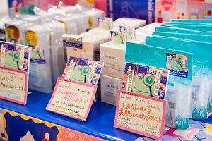 「アットコスメ」最大規模の新ストアがニュウマン高輪に、テーマに沿った多彩な編集棚やミニコスメコーナー｜写真3