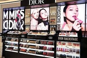 「アットコスメ」最大規模の新ストアがニュウマン高輪に、テーマに沿った多彩な編集棚やミニコスメコーナー｜写真2