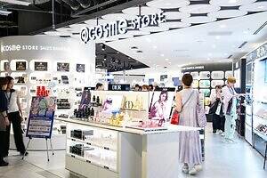 「アットコスメ」最大規模の新ストアがニュウマン高輪に、テーマに沿った多彩な編集棚やミニコスメコーナー｜写真1