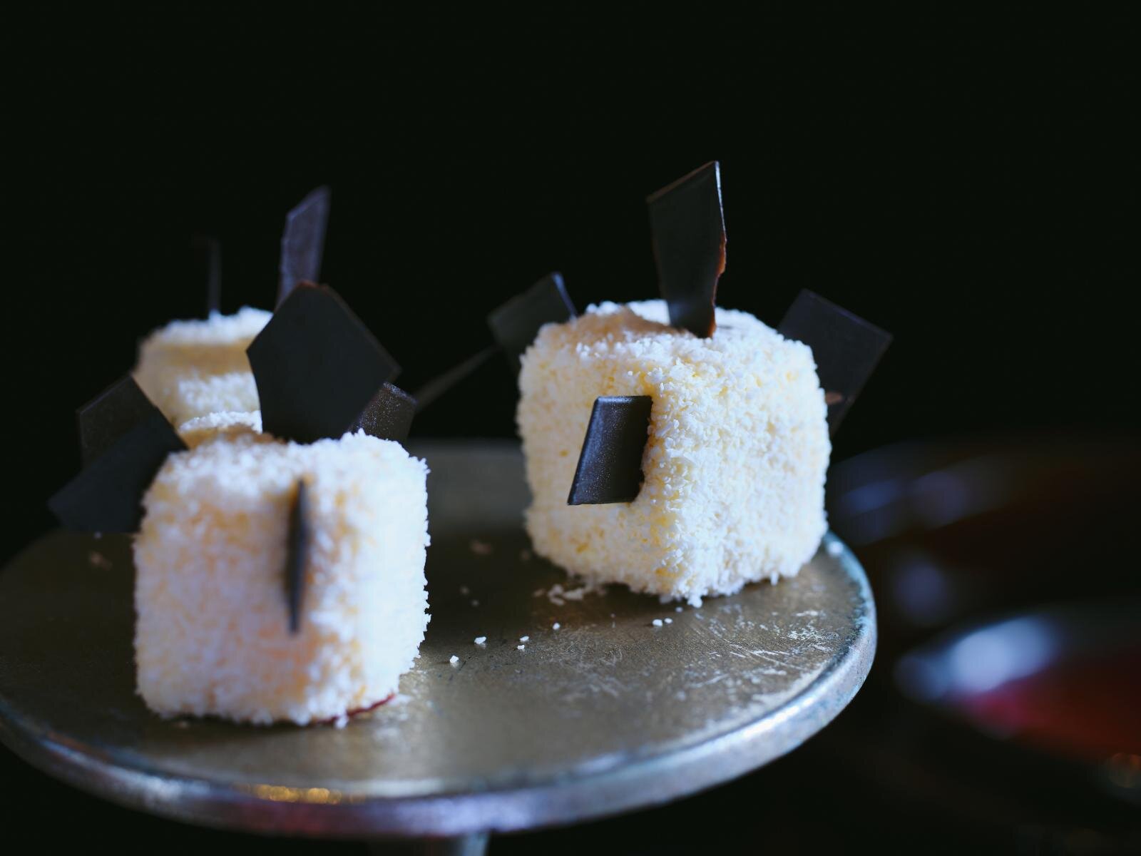 コンラッド大阪"ヴィラン"モチーフのスイーツビュッフェ「毒りんご」風ムースやチェシャ猫のしっぽケーキ｜写真6